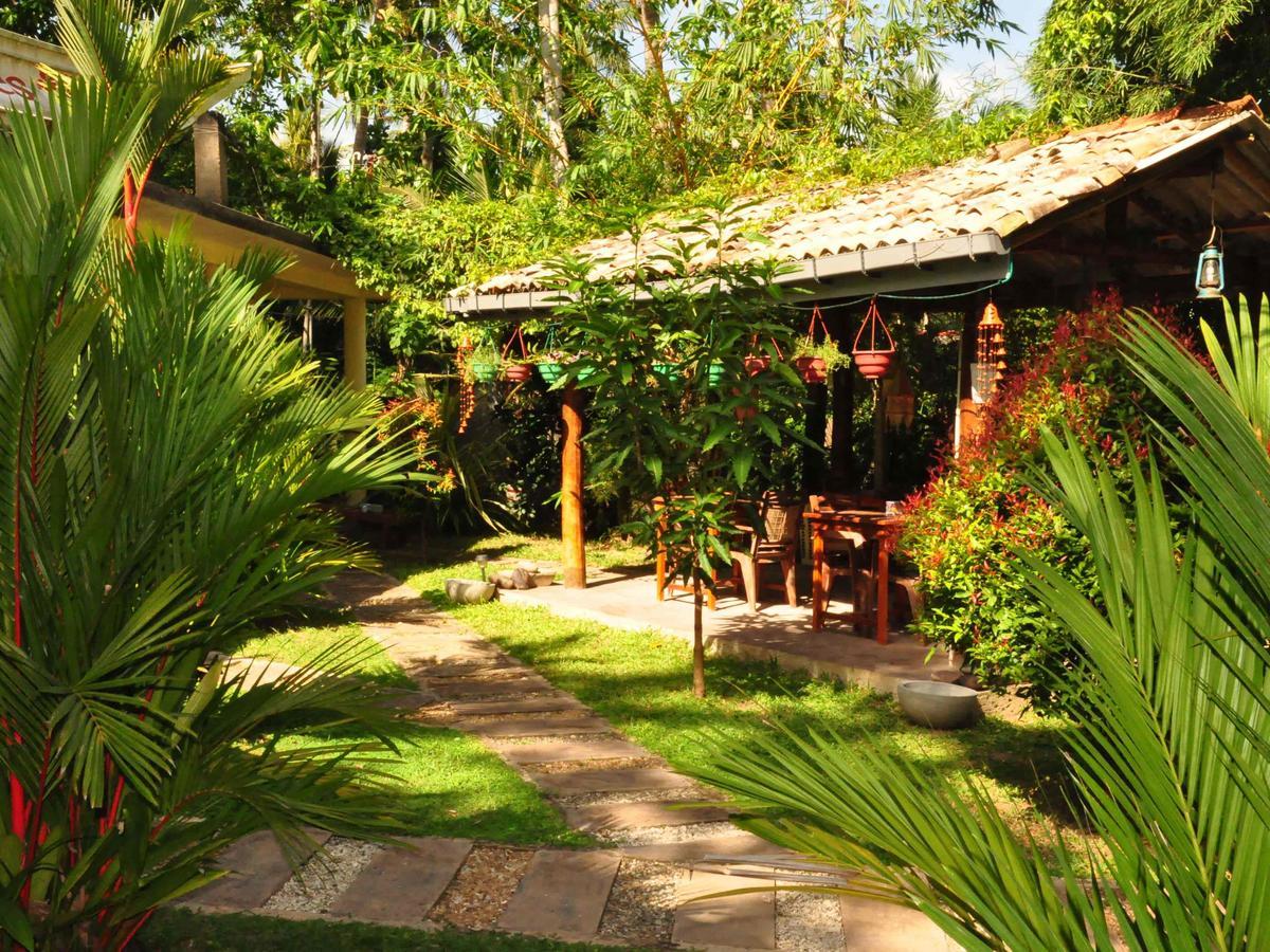 Poppies Mirissa Hotel Exterior foto